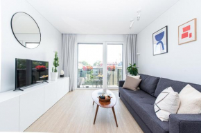 New Modern Apt. w/Balcony, ℀ + pkng, by Cohost